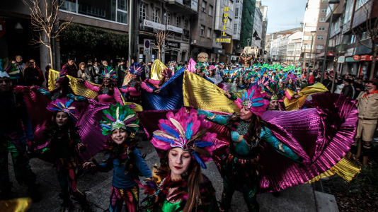 Cientos de personas se concentraron en las calles para ver los disfraces más originales