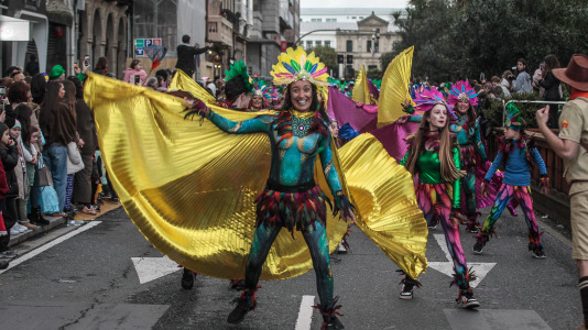 Cientos de personas se concentraron en las calles para ver los disfraces más originales