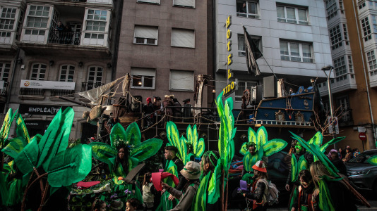 Cientos de personas se concentraron en las calles para ver los disfraces más originales