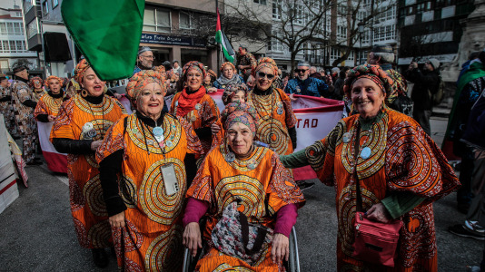 Cientos de personas se concentraron en las calles para ver los disfraces más originales