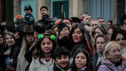 Cientos de personas se concentraron en las calles para ver los disfraces más originales