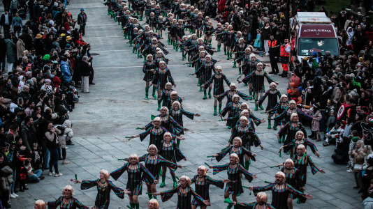 Cientos de personas se concentraron en las calles para ver los disfraces más originales