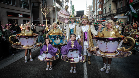 Cientos de personas se concentraron en las calles para ver los disfraces más originales