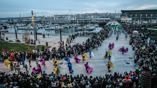 Cientos de personas se concentraron en las calles para ver los disfraces más originales