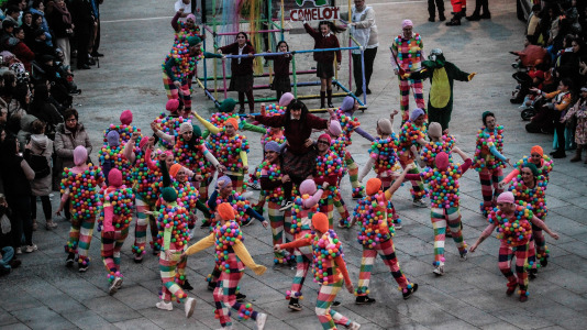 Cientos de personas se concentraron en las calles para ver los disfraces más originales