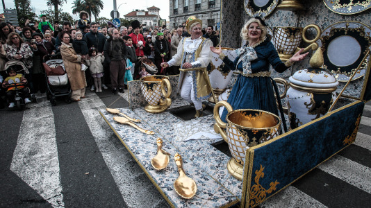 Cientos de personas se concentraron en las calles para ver los disfraces más originales