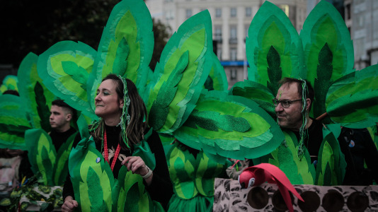 Cientos de personas se concentraron en las calles para ver los disfraces más originales