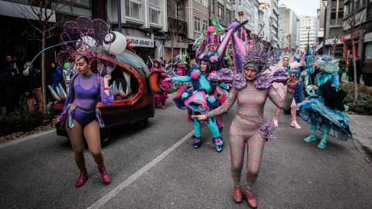 Cientos de personas se concentraron en las calles para ver los disfraces más originales