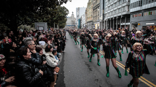 Cientos de personas se concentraron en las calles para ver los disfraces más originales