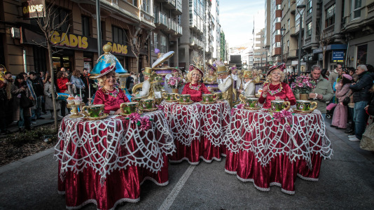 Cientos de personas se concentraron en las calles para ver los disfraces más originales