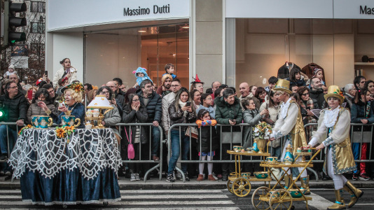 Cientos de personas se concentraron en las calles para ver los disfraces más originales
