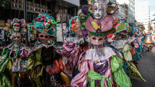 Cientos de personas se concentraron en las calles para ver los disfraces más originales