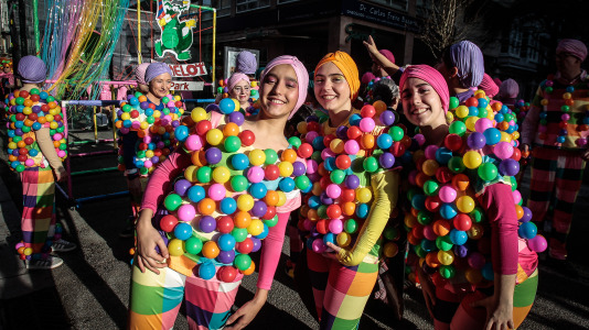 Cientos de personas se concentraron en las calles para ver los disfraces más originales