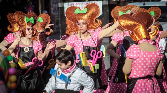 Cientos de personas se concentraron en las calles para ver los disfraces más originales