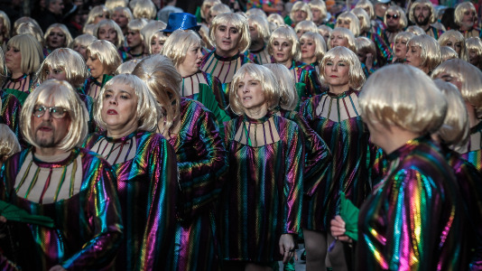 Cientos de personas se concentraron en las calles para ver los disfraces más originales