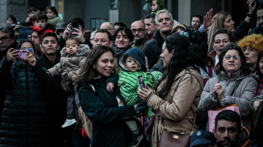 Cientos de personas se concentraron en las calles para ver los disfraces más originales