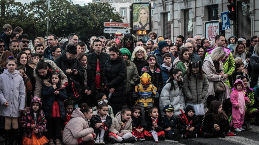 Cientos de personas se concentraron en las calles para ver los disfraces más originales