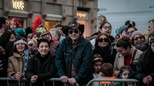 Cientos de personas se concentraron en las calles para ver los disfraces más originales