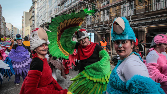 Cientos de personas se concentraron en las calles para ver los disfraces más originales