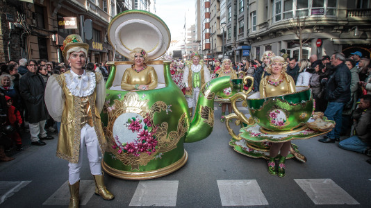 Cientos de personas se concentraron en las calles para ver los disfraces más originales