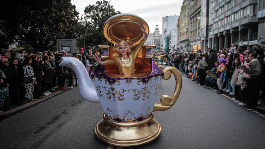 Cientos de personas se concentraron en las calles para ver los disfraces más originales