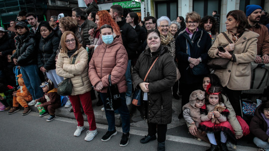 Cientos de personas se concentraron en las calles para ver los disfraces más originales