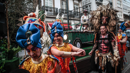 Cientos de personas se concentraron en las calles para ver los disfraces más originales