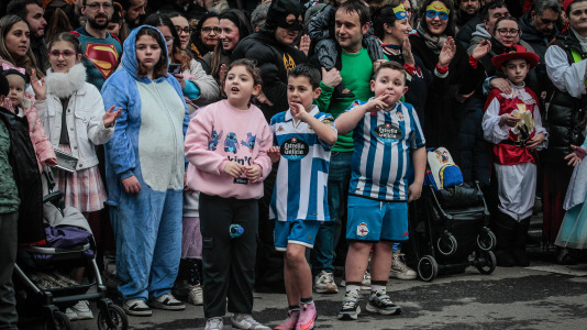 Cientos de personas se concentraron en las calles para ver los disfraces más originales