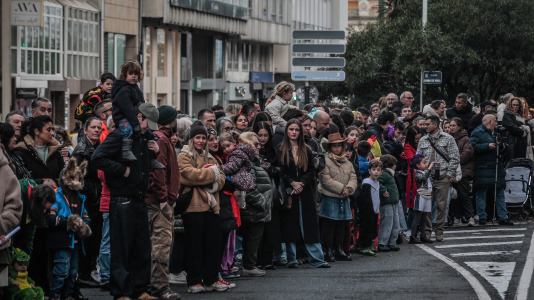 Cientos de personas se concentraron en las calles para ver los disfraces más originales