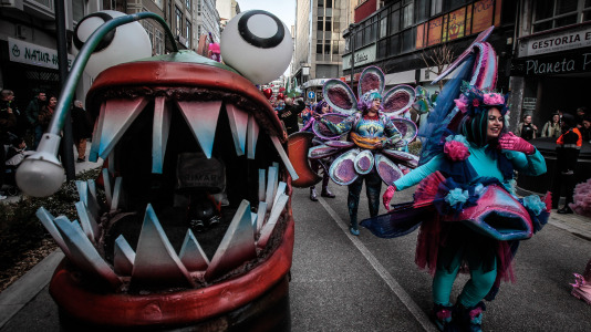 Cientos de personas se concentraron en las calles para ver los disfraces más originales