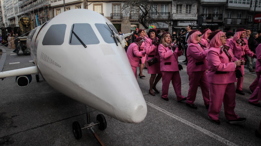 Cientos de personas se concentraron en las calles para ver los disfraces más originales