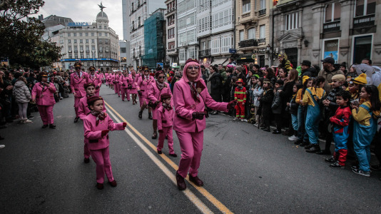 Cientos de personas se concentraron en las calles para ver los disfraces más originales