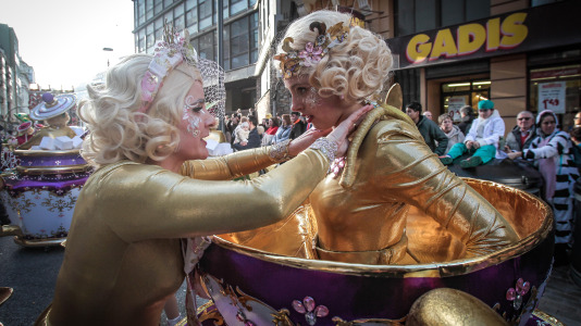 Cientos de personas se concentraron en las calles para ver los disfraces más originales