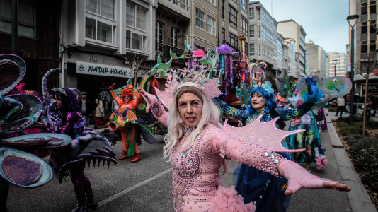 Cientos de personas se concentraron en las calles para ver los disfraces más originales
