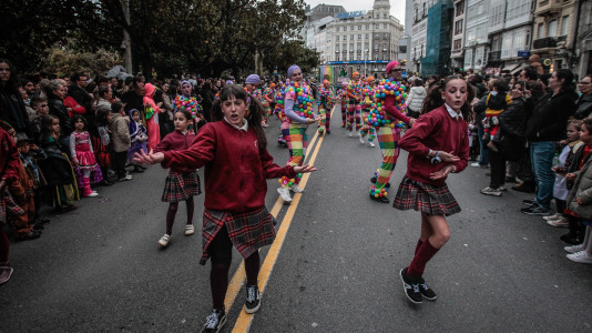 Cientos de personas se concentraron en las calles para ver los disfraces más originales