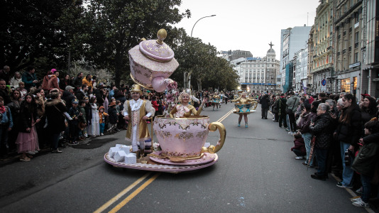 Cientos de personas se concentraron en las calles para ver los disfraces más originales