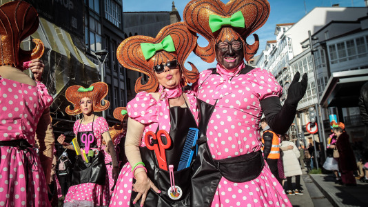 Cientos de personas se concentraron en las calles para ver los disfraces más originales