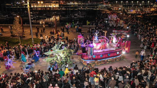 Cientos de personas se concentraron en las calles para ver los disfraces más originales