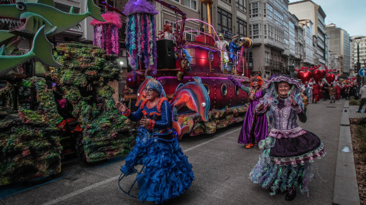 Cientos de personas se concentraron en las calles para ver los disfraces más originales