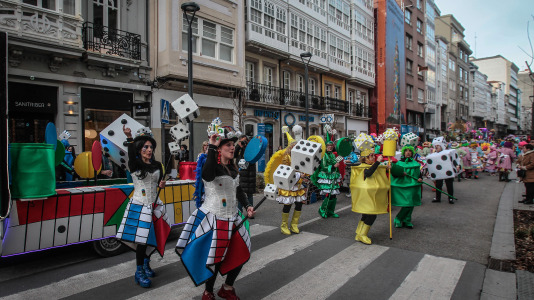 Cientos de personas se concentraron en las calles para ver los disfraces más originales