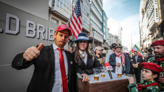 Cientos de personas se concentraron en las calles para ver los disfraces más originales