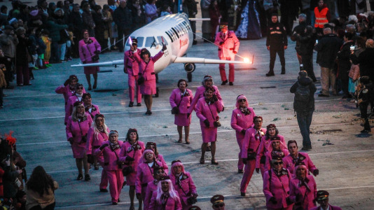 Cientos de personas se concentraron en las calles para ver los disfraces más originales