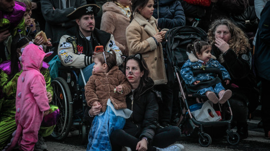Cientos de personas se concentraron en las calles para ver los disfraces más originales
