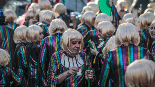 Cientos de personas se concentraron en las calles para ver los disfraces más originales
