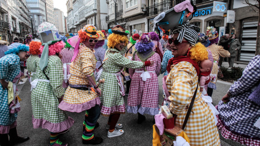Cientos de personas se concentraron en las calles para ver los disfraces más originales