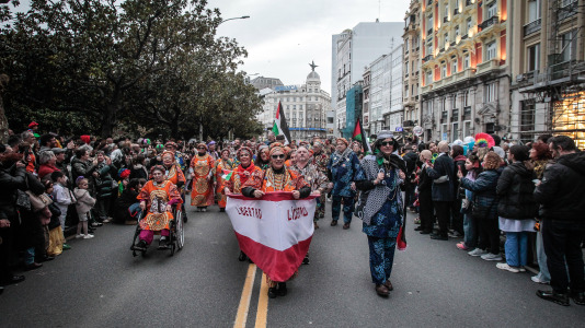 Cientos de personas se concentraron en las calles para ver los disfraces más originales