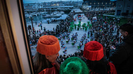 Cientos de personas se concentraron en las calles para ver los disfraces más originales