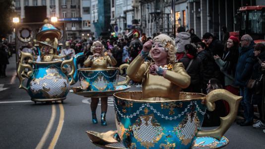 Cientos de personas se concentraron en las calles para ver los disfraces más originales