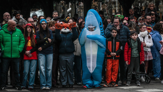 Cientos de personas se concentraron en las calles para ver los disfraces más originales