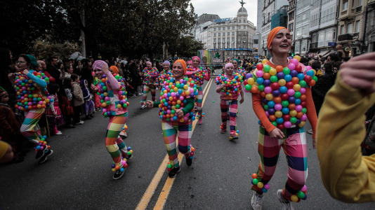 Cientos de personas se concentraron en las calles para ver los disfraces más originales